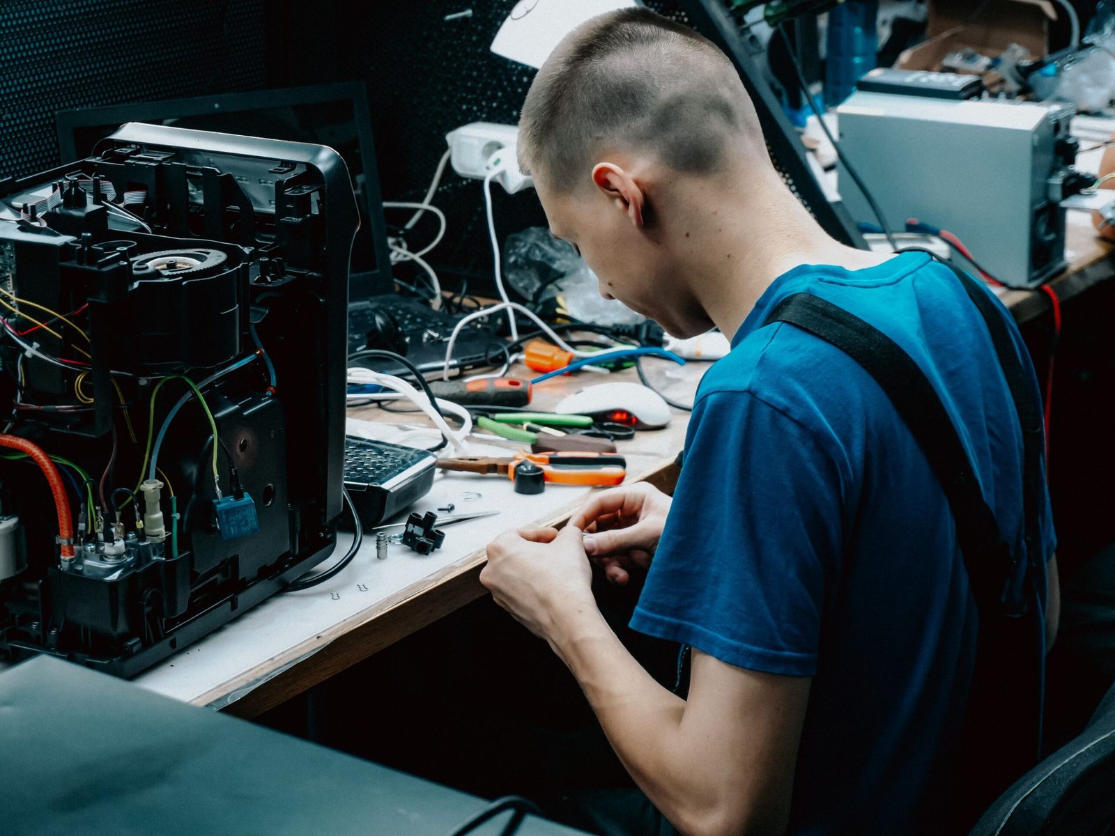 טכנאי מקצועי מבצע תיקון רכיבים אלקטרוניים במעבדת מחשבים